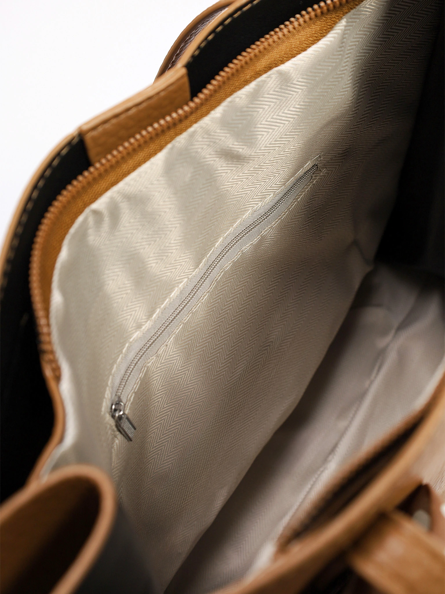 Сумка-тоут с плоскими ручками с декоративным платком в ассортименте